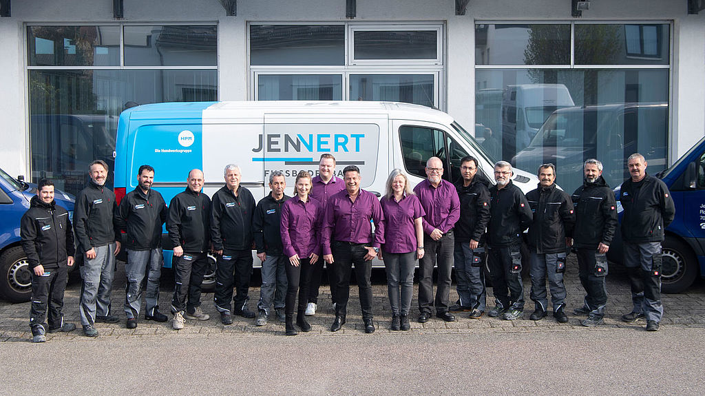 Das Team von Jennert Fußbodenbau vor dem Firmengebäude